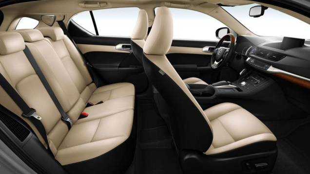 A potência combinada é de 134 cv | <a href="https://quatrorodas.abril.com.br/noticias/fabricantes/lexus-revela-primeiras-imagens-ct-200h-2014-760057.shtml" rel="migration">Leia mais</a> A potência combinada é de 134 cv | <a href="https://quatrorodas.abril.com.br/noticias/fabricantes/lexus-revela-primeiras-imagens-ct-200h-2014-760057.shtml" rel="migration">Leia mais</a>