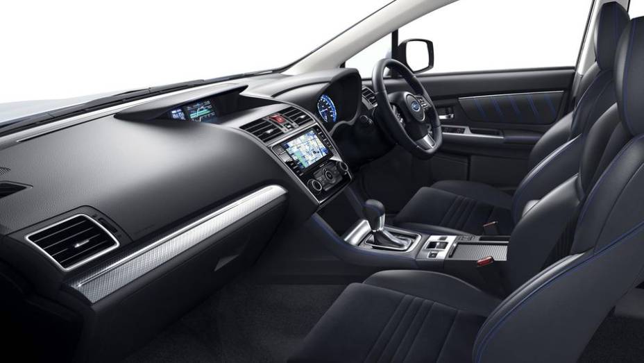 Na cabine, o LEVORG apresenta acabamento em black piano com detalhes metálicos, assim como duas telas de 3,5 polegadas | <a href="https://quatrorodas.abril.com.br/noticias/saloes/toquio-2013/subaru-apresenta-prototipo-levorg-760736.shtml" rel="migration">Leia mais</a>