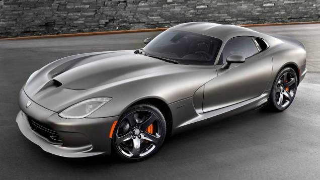 A Chrysler anunciou o lançamento de um novo pacote, o Anodized Carbon, para o SRT Viper GTS | <a href="https://quatrorodas.abril.com.br/noticias/saloes/los-angeles-2013/srt-viper-gts-ganha-pacote-anodized-carbon-760760.shtml" rel="migration">Leia mais</a>