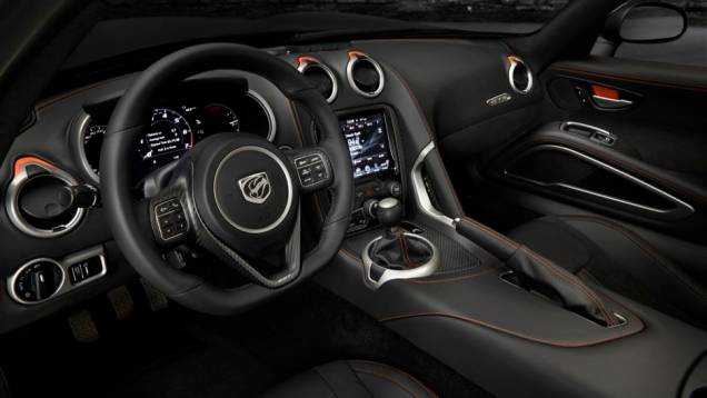 ...revestimento interno em couros Alcantara e Nappa, com costura contrastante em laranja, e acabamento em fibra de carbono | <a href="https://quatrorodas.abril.com.br/noticias/saloes/los-angeles-2013/srt-viper-gts-ganha-pacote-anodized-carbon-760760.shtml" rel="migration"></a> ...revestimento interno em couros Alcantara e Nappa, com costura contrastante em laranja, e acabamento em fibra de carbono | <a href="https://quatrorodas.abril.com.br/noticias/saloes/los-angeles-2013/srt-viper-gts-ganha-pacote-anodized-carbon-760760.shtml" rel="migration"></a>