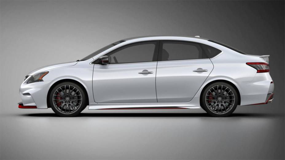 O Sentra Nismo Concept conta com um motor 1.8 turbo de quatro cilindros com injeção direta a gasolina | <a href="https://quatrorodas.abril.com.br/noticias/saloes/los-angeles-2013/nissan-sentra-nismo-mostrado-los-angeles-760822.shtml" rel="migration">Leia mais</a>