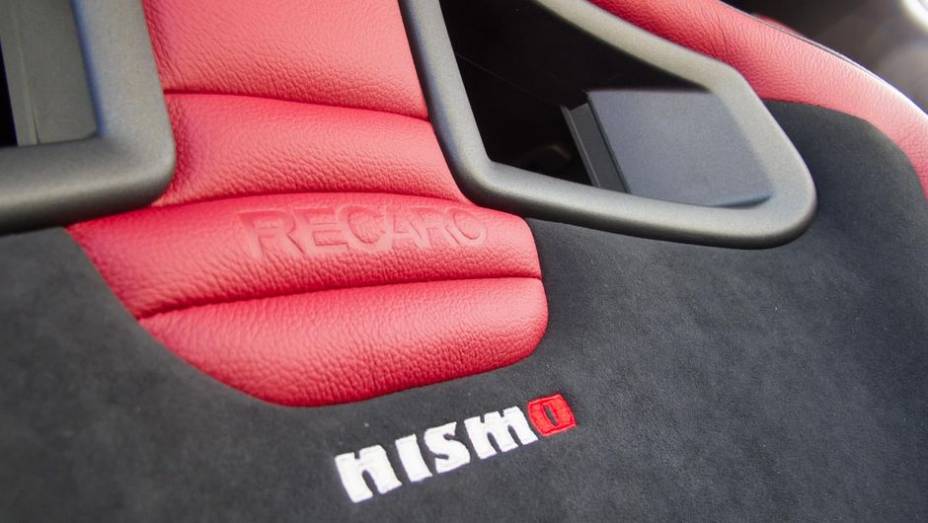 Internamente, os bancos são esportivos, da Recaro, com revestimento em couro de duas cores (preto e vermelho) | <a href="https://quatrorodas.abril.com.br/noticias/saloes/los-angeles-2013/nissan-exibe-juke-nismo-rs-760826.shtml" rel="migration">Leia mais</a>