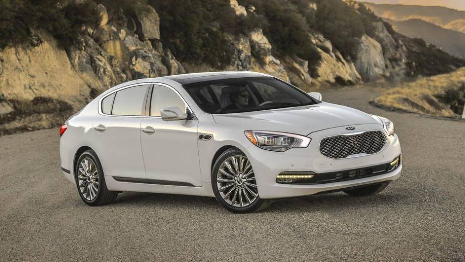 A Kia apresentou no Salão de Los Angeles o K900, sedã de luxo com tração traseira e que tem o objetivo de rivalizar com modelos de marcas alemãs | <a href="https://quatrorodas.abril.com.br/noticias/saloes/los-angeles-2013/kia-anuncia-k900-motores-v6-v8-760" rel="migration"></a>