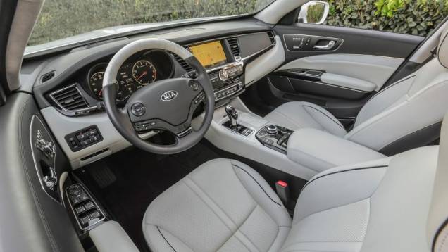 As diferentes versões do K900 ganham mais ou menos itens de acordo com a motorização. As de entrada são equipadas com bloco 3.8 V6, enquanto as de topo de linha contam com motor 5.0 V8 | <a href="https://quatrorodas.abril.com.br/noticias/saloes/los-angeles" rel="migration"></a> As diferentes versões do K900 ganham mais ou menos itens de acordo com a motorização. As de entrada são equipadas com bloco 3.8 V6, enquanto as de topo de linha contam com motor 5.0 V8 | <a href="https://quatrorodas.abril.com.br/noticias/saloes/los-angeles" rel="migration"></a>