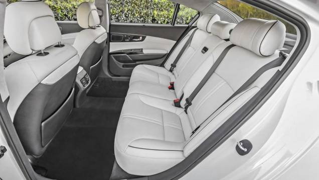Em ambos os casos, a transmissão é automática de oito marchas | <a href="https://quatrorodas.abril.com.br/noticias/saloes/los-angeles-2013/kia-anuncia-k900-motores-v6-v8-760839.shtml" rel="migration">Leia mais</a> Em ambos os casos, a transmissão é automática de oito marchas | <a href="https://quatrorodas.abril.com.br/noticias/saloes/los-angeles-2013/kia-anuncia-k900-motores-v6-v8-760839.shtml" rel="migration">Leia mais</a>