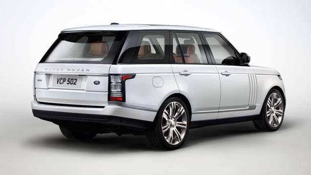 A chegada do Range Rover Autobiography Black LWB ao mercado global está prevista para março de 2014 | <a href="https://quatrorodas.abril.com.br/noticias/saloes/los-angeles-2013/range-rover-autobiography-black-lwb-revelado-760867.shtml" rel="migration">Leia mais</a>