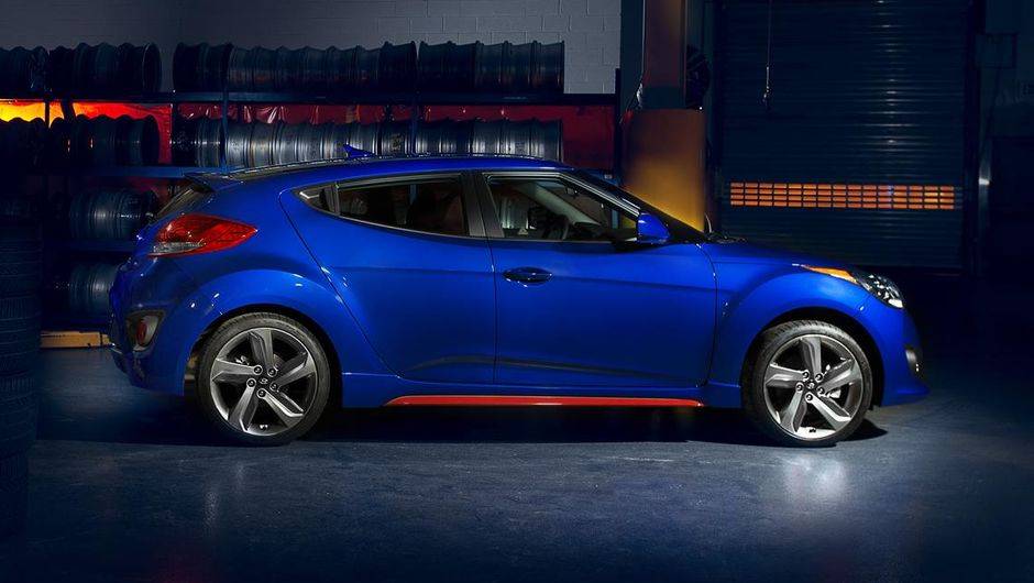 Ela &eacute; baseada no Veloster Turbo, mas acrescenta alguns itens de s&eacute;rie | <a href="https://quatrorodas.abril.com.br/noticias/saloes/los-angeles-2013/hyundai-mostra-veloster-r-spec-760833.shtml" rel="migration">Leia mais</a>