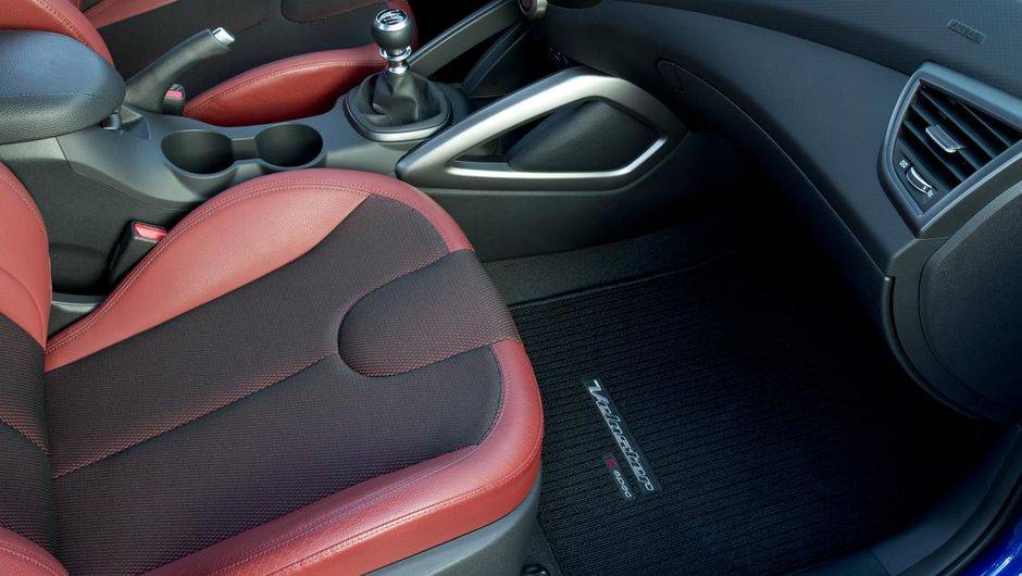 O Veloster R-Spec tem suspens&atilde;o revisada, c&acirc;mbio manual de seis marchas com manopla exclusiva, detalhes vermelhos na carroceria... | <a href="https://quatrorodas.abril.com.br/noticias/saloes/los-angeles-2013/hyundai-mostra-veloster-r-spec-760833.shtml" rel="migration">Lei</a>