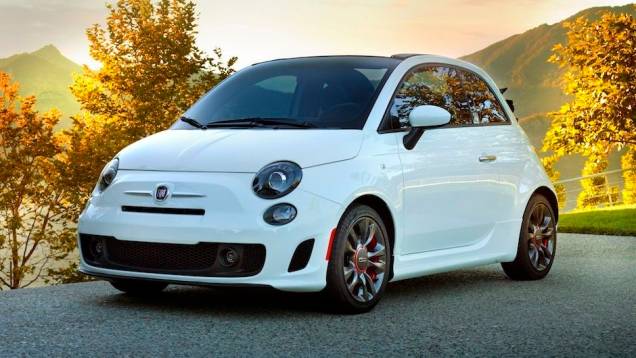 A Fiat mostrou mais uma edição especial de sua família 500 no Salão de Los Angeles. Dessa vez, o escolhido foi o 500C, que ganhou a série GQ Edition | <a href="https://quatrorodas.abril.com.br/noticias/saloes/los-angeles-2013/fiat-apresenta-500c-gq-edition" rel="migration"></a>