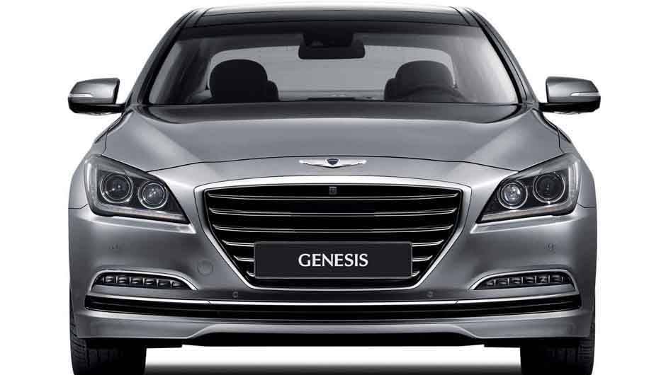 O Genesis incorporou a proposta da identidade visual "Escultura Fluida 2.0", incluindo a utiliza&ccedil;&atilde;o de grade frontal hexagonal cromada e tridimensional, far&oacute;is de HID, luzes de neblina de LED | <a href="https://quatrorodas.abril.com.br/noticias/fabricantes" rel="migration"></a>