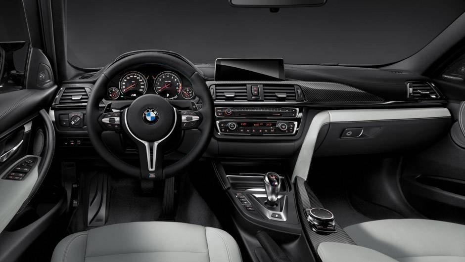 O interior &eacute; bastante elegante, com detalhes em couro, camur&ccedil;a, alum&iacute;nio e apliques de fibra de carbono | <a href="https://quatrorodas.abril.com.br/noticias/saloes/detroit-2014/bmw-apresenta-novos-m3-m4-762958.shtml" rel="migration">Leia mais</a>