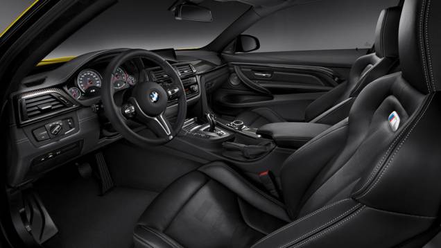 O interior é bastante elegante, com detalhes em couro, camurça, alumínio e apliques de fibra de carbono | <a href="https://quatrorodas.abril.com.br/noticias/saloes/detroit-2014/bmw-apresenta-novos-m3-m4-762958.shtml" rel="migration">Leia mais</a>