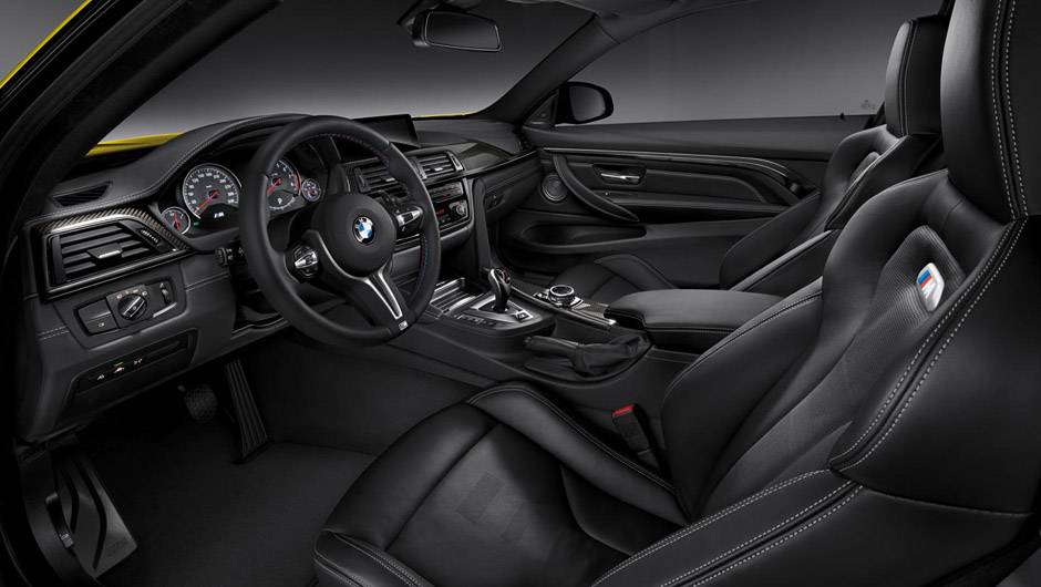 O interior &eacute; bastante elegante, com detalhes em couro, camur&ccedil;a, alum&iacute;nio e apliques de fibra de carbono | <a href="https://quatrorodas.abril.com.br/noticias/saloes/detroit-2014/bmw-apresenta-novos-m3-m4-762958.shtml" rel="migration">Leia mais</a>