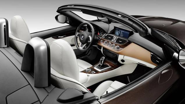 ...acabamento em madeira e detalhes em couro preto no suporte para óculos de sol | <a href="https://quatrorodas.abril.com.br/noticias/saloes/detroit-2014/bmw-mostra-z4-pure-fusion-762961.shtml" rel="migration">Leia mais</a> ...acabamento em madeira e detalhes em couro preto no suporte para óculos de sol | <a href="https://quatrorodas.abril.com.br/noticias/saloes/detroit-2014/bmw-mostra-z4-pure-fusion-762961.shtml" rel="migration">Leia mais</a>