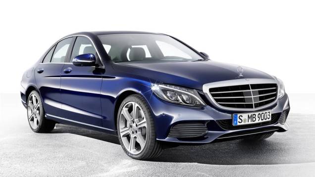 A Mercedes-Benz lança o Classe C 2014 no Brasil | <a href="https://quatrorodas.abril.com.br/noticias/fabricantes/novo-mercedes-benz-classe-c-chega-ao-brasil-r-138-900-795537.shtml" rel="migration">Leia mais</a>