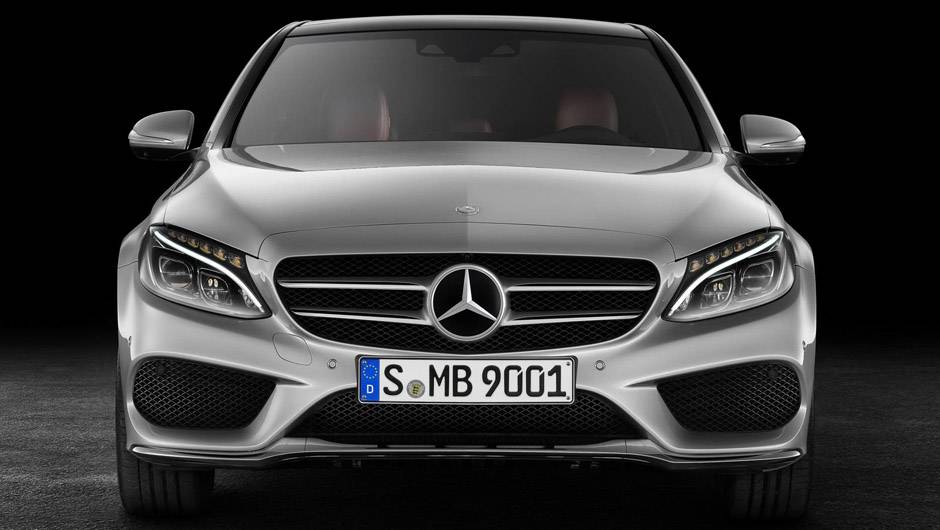 O design do exterior est&aacute; mais refinado, seguindo a linha do Classe E e do Classe S | <a href="https://quatrorodas.abril.com.br/noticias/fabricantes/novo-mercedes-benz-classe-c-chega-ao-brasil-r-138-900-795537.shtml" rel="migration">Leia mais</a>