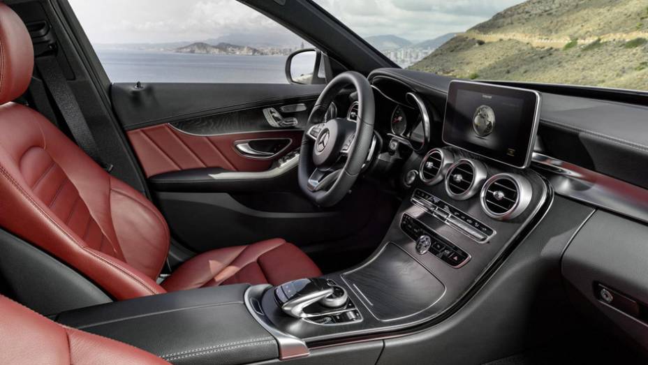 O modelo está disponível no país em quatro versões: C 180 Avantgarde e C 180 Exclusive por R$ 138.900, C 200 Avantgarde (R$ 154.900) e C 250 Sport (R$ 189.900) | <a href="http://quatrorodas.abril.com.br/noticias/fabricantes/novo-mercedes-benz-classe-c-che" rel="migration"></a>