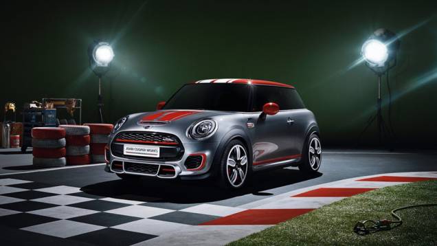 A MINI já apresentou a nova geração do Cooper, mas prepara para o próximo Salão de Detroit uma versão conceitual John Cooper Works | <a href="https://quatrorodas.abril.com.br/noticias/saloes/detroit-2014/mini-mostra-novo-jcw-concept-763480.shtml" rel="migration">Leia mais</a>