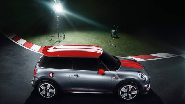O carro-conceito tem cor de carroceria cinza, com faixas vermelhas no capô, teto com base vermelha e faixas brancas e outras inserções vermelhas na carroceria | <a href="https://quatrorodas.abril.com.br/noticias/saloes/detroit-2014/mini-mostra-novo-jcw-con" rel="migration"></a> O carro-conceito tem cor de carroceria cinza, com faixas vermelhas no capô, teto com base vermelha e faixas brancas e outras inserções vermelhas na carroceria | <a href="https://quatrorodas.abril.com.br/noticias/saloes/detroit-2014/mini-mostra-novo-jcw-con" rel="migration"></a>