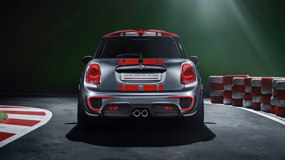 Ainda não há detalhes sobre a motorização, mas acredita-se que a MINI utilizará o 2.0 biturbo movido a gasolina, o mesmo que equipa o Cooper S | <a href="https://quatrorodas.abril.com.br/noticias/saloes/detroit-2014/mini-mostra-novo-jcw-concept-763480.shtm" rel="migration"></a>