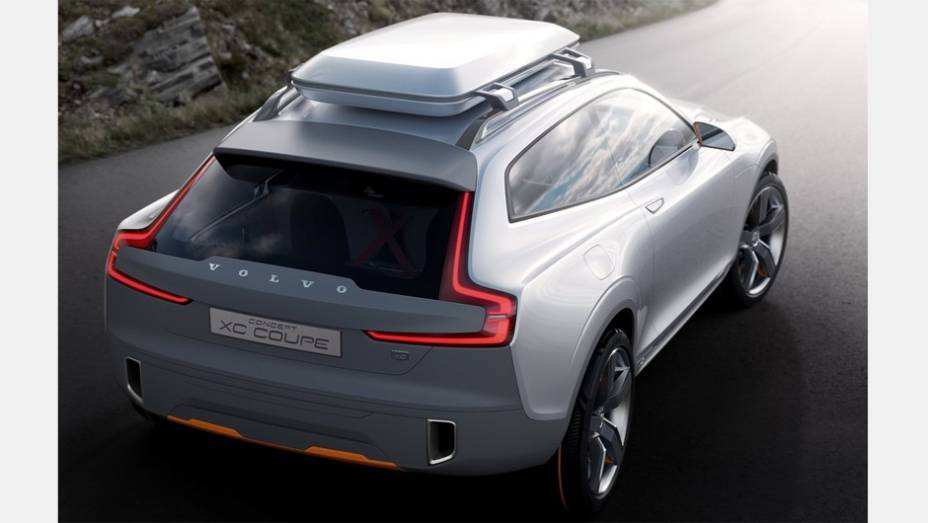 Carro conta com duas portas e interior de quatro lugares | <a href="https://quatrorodas.abril.com.br/noticias/saloes/detroit-2014/volvo-revelara-concept-xc-coupe-detroit-767556.shtml" rel="migration">Leia mais</a>