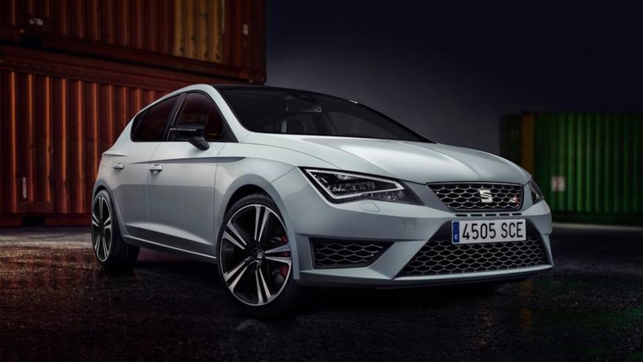 O Leon Cupra chega disponível em duas versões, sendo uma de 262 cavalos e a outra de 276 cv | <a href="https://quatrorodas.abril.com.br/noticias/saloes/genebra-2014/novo-seat-leon-cupra-oficialmente-apresentado-genebra-775226.shtml" rel="migration">Leia mais</a>