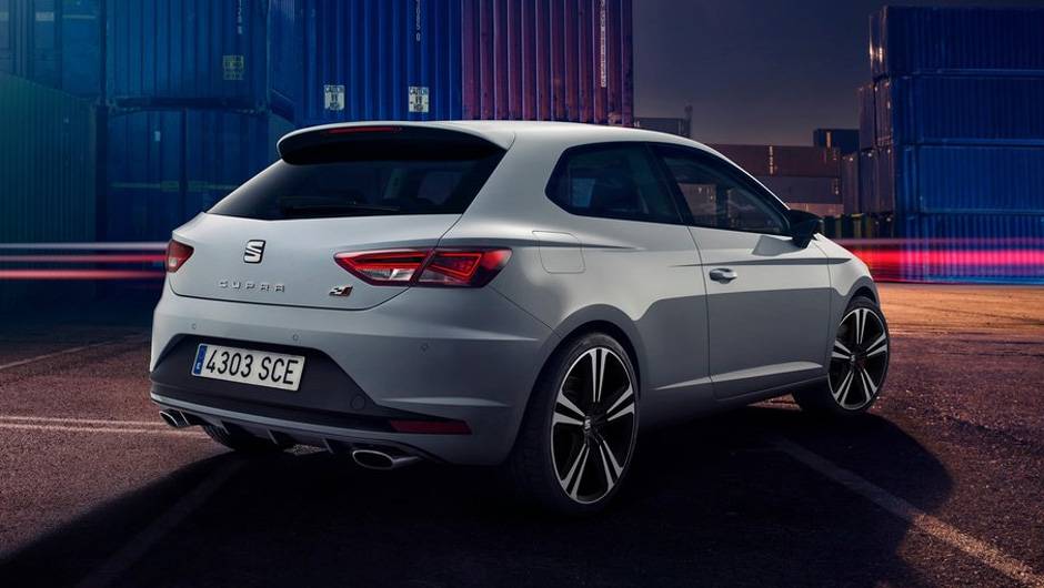 O modelo chega com a configura&ccedil;&atilde;o de tr&ecirc;s ou cinco portas e &eacute; equipado por um motor 2.0 l turbocharged TSI a gasolina | <a href="https://quatrorodas.abril.com.br/noticias/saloes/genebra-2014/novo-seat-leon-cupra-oficialmente-apresentado-genebra-775226.sht" rel="migration"></a>