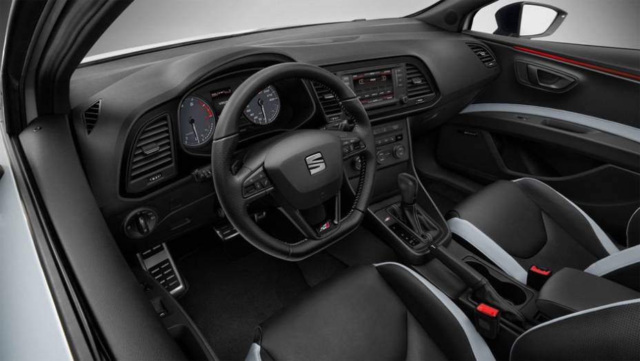 Detalhe do interior | <a href="https://quatrorodas.abril.com.br/noticias/saloes/genebra-2014/novo-seat-leon-cupra-oficialmente-apresentado-genebra-775226.shtml" rel="migration">Leia mais</a>