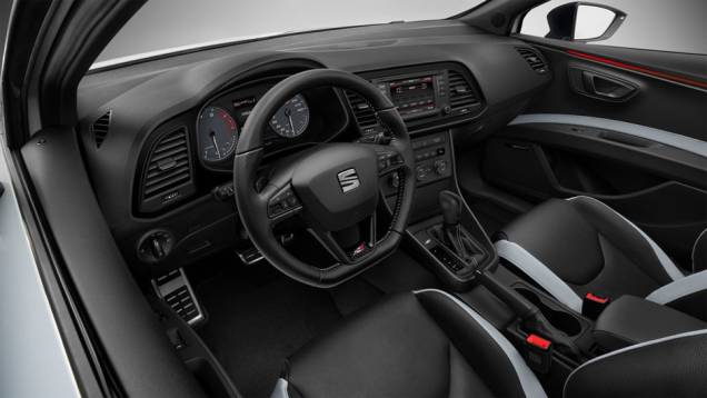 Detalhe do interior | <a href="https://quatrorodas.abril.com.br/noticias/saloes/genebra-2014/novo-seat-leon-cupra-oficialmente-apresentado-genebra-775226.shtml" rel="migration">Leia mais</a> Detalhe do interior | <a href="https://quatrorodas.abril.com.br/noticias/saloes/genebra-2014/novo-seat-leon-cupra-oficialmente-apresentado-genebra-775226.shtml" rel="migration">Leia mais</a>