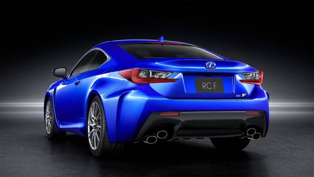 O RC F foi equipado com um kit aerodinâmico que inclui para-choques agressivos, para-lamas dianteiros ventilados e saias laterais revisadas | <a href="%20https://quatrorodas.abril.com.br/noticias/saloes/detroit-2014/lexus-revela-rc-f-coupe-2015-767918.shtml" rel="migration"></a> O RC F foi equipado com um kit aerodinâmico que inclui para-choques agressivos, para-lamas dianteiros ventilados e saias laterais revisadas | <a href="%20https://quatrorodas.abril.com.br/noticias/saloes/detroit-2014/lexus-revela-rc-f-coupe-2015-767918.shtml" rel="migration"></a>