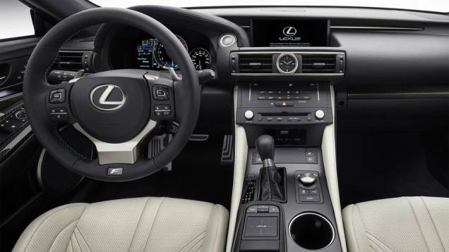 O interior se parece muito com o do modelo padrão... | <a href="https://quatrorodas.abril.com.br/noticias/saloes/detroit-2014/lexus-revela-rc-f-coupe-2015-767918.shtml" rel="migration">Leia mais</a>