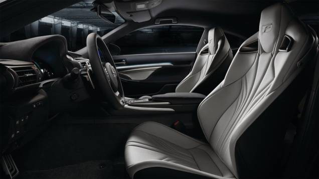 ... mas foi equipado com um novo painel de instrumentos e assentos esportivos de couro | <a href="https://quatrorodas.abril.com.br/noticias/saloes/detroit-2014/lexus-revela-rc-f-coupe-2015-767918.shtml" rel="migration">Leia mais</a> ... mas foi equipado com um novo painel de instrumentos e assentos esportivos de couro | <a href="https://quatrorodas.abril.com.br/noticias/saloes/detroit-2014/lexus-revela-rc-f-coupe-2015-767918.shtml" rel="migration">Leia mais</a>