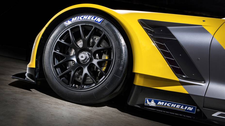 Detalhe da roda de 18 polegadas com pneu de corrida Michelin | <a href="https://quatrorodas.abril.com.br/noticias/saloes/detroit-2014/chevrolet-leva-corvette-c7-r-2014-detroit-769735.shtml" rel="migration">Leia mais</a>