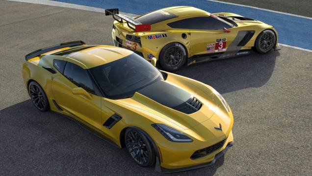 À frente, Corvette Z06 2015, ao fundo o C7.R 2014 | <a href="https://quatrorodas.abril.com.br/noticias/saloes/detroit-2014/chevrolet-leva-corvette-c7-r-2014-detroit-769735.shtml" rel="migration">Leia mais</a>