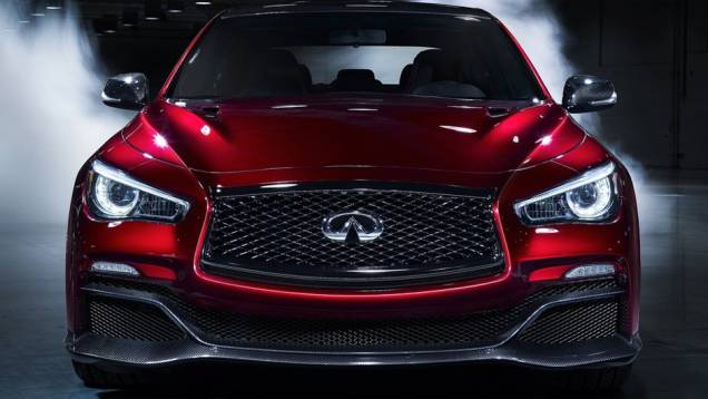 Fabricado em fibra de carbono, o modelo adota esse material em diversos detalhes na carroceria | <a href="https://quatrorodas.abril.com.br/noticias/saloes/detroit-2014/infiniti-leva-q50-eau-rouge-ao-salao-detroit-769539.shtml" rel="migration">Leia mais</a>