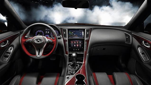 Detalhe do interior | <a href="https://quatrorodas.abril.com.br/noticias/saloes/detroit-2014/infiniti-leva-q50-eau-rouge-ao-salao-detroit-769539.shtml" rel="migration">Leia mais</a>