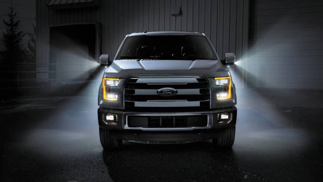 Visualmente, a nova F-150 tem grade frontal proeminente, faróis atualizados, spoiler traseiro integrado, interior com revestimento melhorado, entre outras novidades | <a href="https://quatrorodas.abril.com.br/noticias/saloes/detroit-2014/ford-exibe-nova-f-" rel="migration"></a>