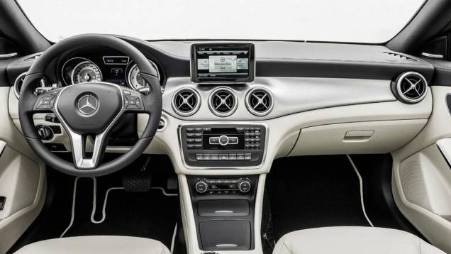 O interior é quase igual ao do Classe A | <a href="https://quatrorodas.abril.com.br/saloes/detroit/2013/mercedes-benz-cla-730475.shtml" rel="migration">Leia mais</a>