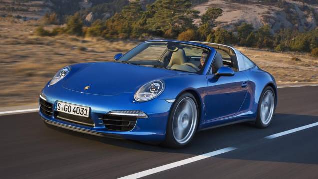 A Porsche confirmou a apresentação mundial do novo 911 Targa no Salão de Detroit | <a href="https://quatrorodas.abril.com.br/noticias/saloes/detroit-2014/porsche-lanca-911-targa-detroit-767649.shtml" rel="migration">Leia mais</a>