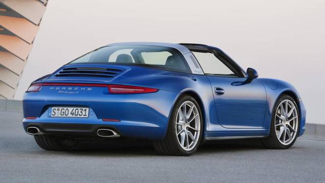 Além da coluna "B" fixa, a parte traseira do veículo deve ser completamente envidraçada, lembrando os 911 Targa dos anos 60 | <a href="https://quatrorodas.abril.com.br/noticias/saloes/detroit-2014/porsche-lanca-911-targa-detroit-767649.shtml" rel="migration">Leia mais</a> Além da coluna "B" fixa, a parte traseira do veículo deve ser completamente envidraçada, lembrando os 911 Targa dos anos 60 | <a href="https://quatrorodas.abril.com.br/noticias/saloes/detroit-2014/porsche-lanca-911-targa-detroit-767649.shtml" rel="migration">Leia mais</a>