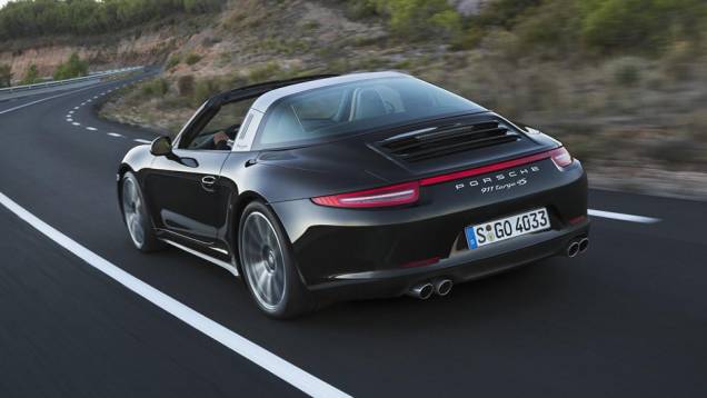 O novo 911 Targa será oferecido com duas opções de motorização (versões 4 e 4S) | <a href="https://quatrorodas.abril.com.br/noticias/saloes/detroit-2014/porsche-lanca-911-targa-detroit-767649.shtml" rel="migration">Leia mais</a>