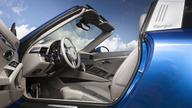 Já a versão 4S pode ir de 0 a 96 km/h em 4,2 segundos, chegando à máxima de 293 km/h | <a href="https://quatrorodas.abril.com.br/noticias/saloes/detroit-2014/porsche-lanca-911-targa-detroit-767649.shtml" rel="migration">Leia mais</a> Já a versão 4S pode ir de 0 a 96 km/h em 4,2 segundos, chegando à máxima de 293 km/h | <a href="https://quatrorodas.abril.com.br/noticias/saloes/detroit-2014/porsche-lanca-911-targa-detroit-767649.shtml" rel="migration">Leia mais</a>