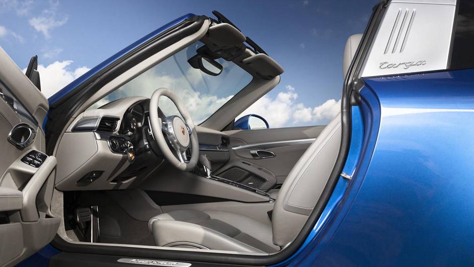 J&aacute; a vers&atilde;o 4S pode ir de 0 a 96 km/h em 4,2 segundos, chegando &agrave; m&aacute;xima de 293 km/h | <a href="https://quatrorodas.abril.com.br/noticias/saloes/detroit-2014/porsche-lanca-911-targa-detroit-767649.shtml" rel="migration">Leia mais</a>