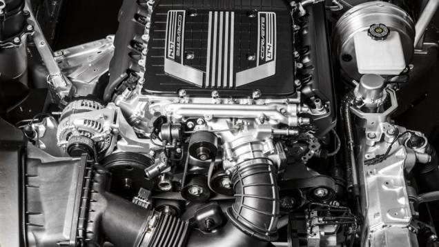 O modelo chegará ao mercado no início de 2015 e contará com um inédito motor 6.2 V8 sobrealimentado com intercooler | <a href="https://quatrorodas.abril.com.br/noticias/saloes/detroit-2014/gm-oficializa-chevrolet-corvette-z06-2015-769655.shtml" rel="migration"></a>