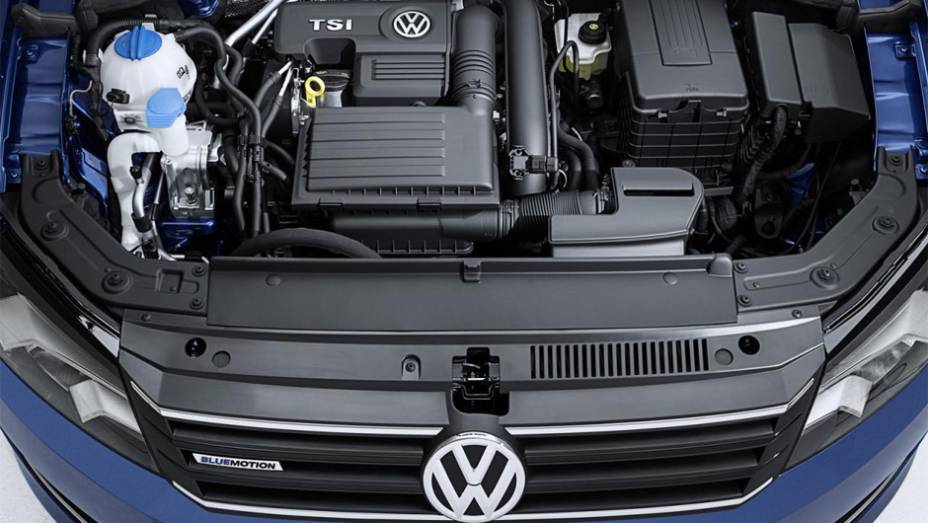 Segundo a VW, o Passat consegue rodar quase 18 quilômetros com um litro de gasolina em percurso rodoviário, contando com 150 cv sempre que necessário | <a href="https://quatrorodas.abril.com.br/noticias/saloes/detroit-2014/vw-tera-passat-bluemotion-detroit" rel="migration"></a>