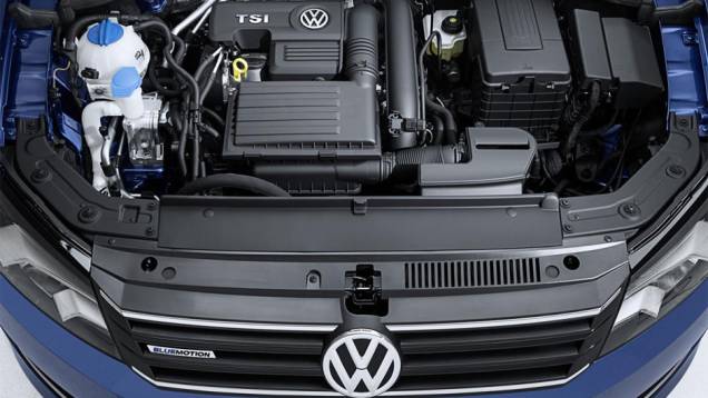 Segundo a VW, o Passat consegue rodar quase 18 quilômetros com um litro de gasolina em percurso rodoviário, contando com 150 cv sempre que necessário | <a href="https://quatrorodas.abril.com.br/noticias/saloes/detroit-2014/vw-tera-passat-bluemotion-detroit" rel="migration"></a>