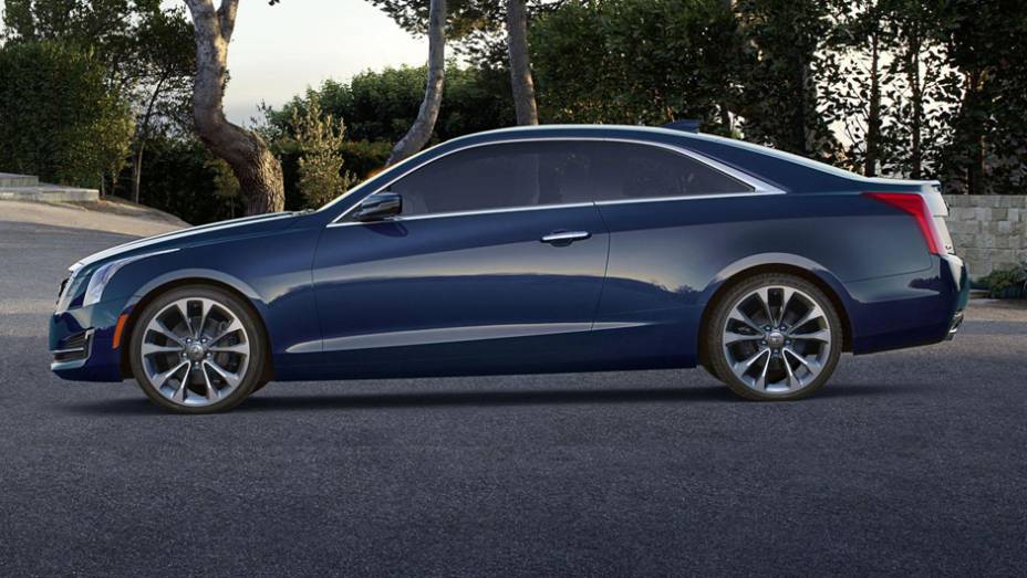 O coupé mantém o mesmo espaço entre-eixos do ATS Sedan, (2,77 metros), mas conta com tratamento exclusivo de carroceria | <a href="http://quatrorodas.abril.com.br/noticias/saloes/detroit-2014/cadillac-apresenta-ats-coupe-2015-770397.shtml" rel="migration">Leia mais</a>