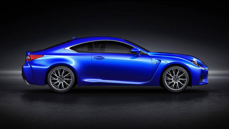 O bloco 5.0 V8 oferece mais de 450 cavalos de potência e 52,8 kgfm de torque | <a href="https://quatrorodas.abril.com.br/noticias/saloes/detroit-2014/lexus-expoe-rc-f-detroit-770421.shtml" rel="migration">Leia mais</a>