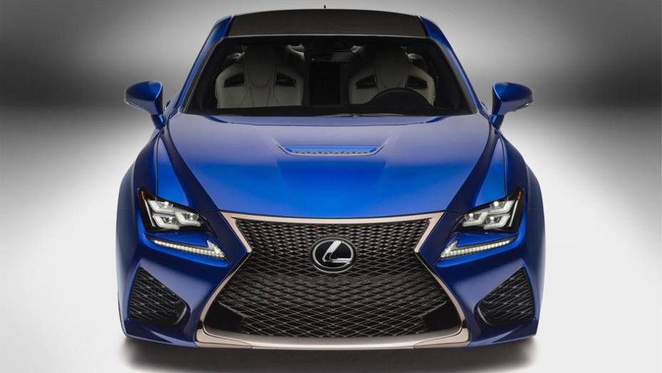 Com isso, o modelo acelera de 0 a 96 km/h em 4,6 segundos, atingindo a velocidade máxima de 270 km/h | <a href="https://quatrorodas.abril.com.br/noticias/saloes/detroit-2014/lexus-expoe-rc-f-detroit-770421.shtml" rel="migration">Leia mais</a>