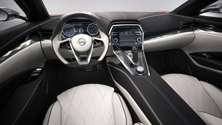 Por dentro, o revestimento é de dois tons, chegando aos bancos de couro. Também estão disponíveis volante esportivo, acabamento metálico e sistema multimídia futurista | <a href="http://quatrorodas.abril.com.br/noticias/saloes/detroit-2014/nissan-revela-s" rel="migration"></a>